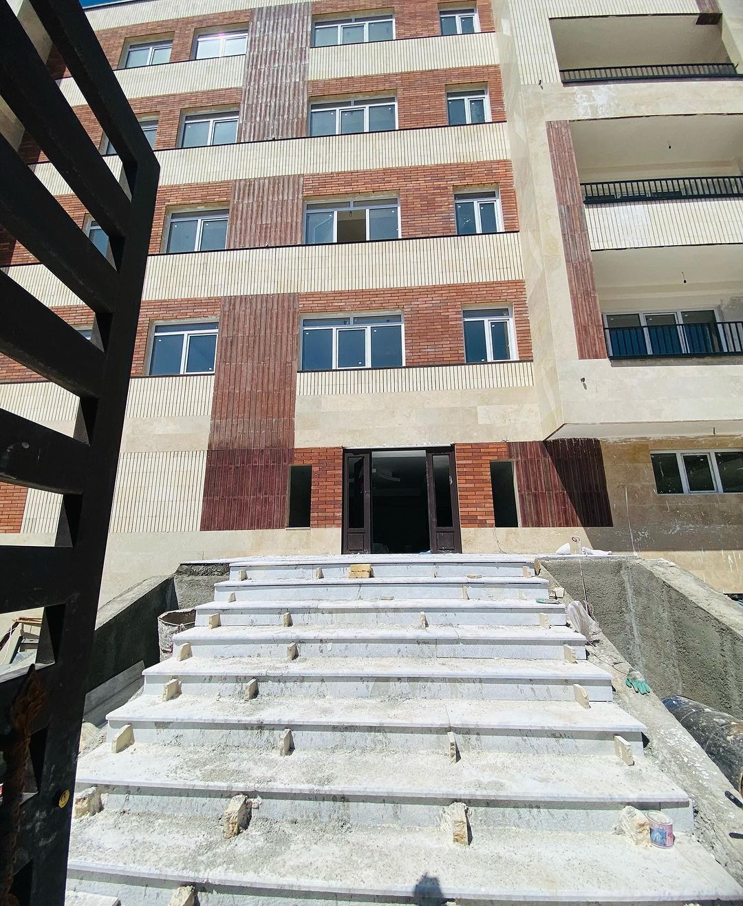 آپارتمان نوساز هشتگرد فاز 4 (5) آپارتمان نوساز هشتگرد فاز 4 (5)